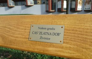 Sekcija “Zlatna dob” Gradu poklonila tri parkovske klupe