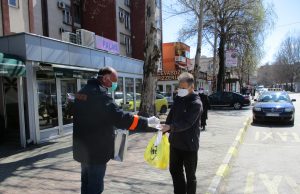 Na živiničkim ulicama građanima dijeljena zaštitna oprema