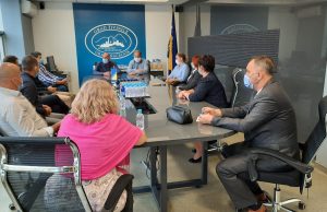 Grad Živinice uručio dezinfekciona sredstva, maske i toplomjere osnovnim i srednjim školama u Živinicama