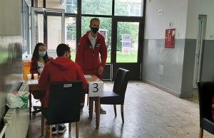 Tim mladih CK Živinice pomaže u procesu vakcinacije građana