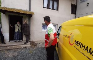 Podjela bajramskih paketa roditeljima šehida