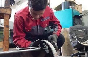 U tokarskoj radionici Zijada Muminovića znanje stiče njegov trinaestogodišnji sin