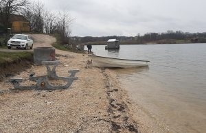 Uništene betonske klupe u Mustinom zalivu