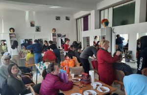 Učenice Frizerske škole u Živinicama pravile frizure korisnicima Centra ˝Vrati mi osmjeh˝