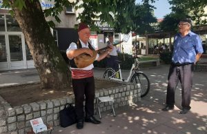 Šaban Karajić zvucima saza uveseljavao građane Živinica