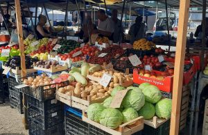 Obišli smo Gradsku pijacu Živinice: Cijene nikad veće, voće i povrće se kupuje na komad