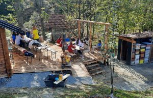 Učenici Druge osnovne škole posjetili PG ˝Api riznicu pčelarstva Handalić˝