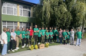 Sadnja ukrasnog bilja u JU OŠ Višća