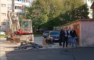 Danas asfaltirana saobraćajna komunikacija pored zgrade “Borovo”