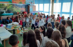 Članice UG “Sumejja” donirale 30 knjiga područnoj školi u Lukavici Donjoj