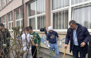 Nove sadnice dvreća zasađene u dvorištu Prve OŠ