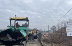 Asfaltirana dionica puta u naseljenom mjestu Krivača