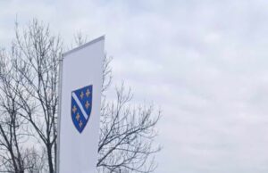 U Berićima podignut jarbol sa zastavom pored spomen ploču