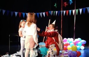 Predstava za djecu „Šta se u vrtiću radi“ oduševila najmlađu publiku u Živinicama