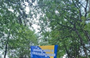 Učesnicima Marša mira kiša otežava prelazak puta prema Potočarima