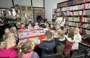 Mališani JU Dječije obdanište Živinice posjetili Gradsku biblioteku