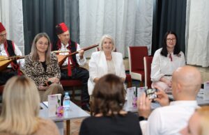 U Živinicama promovisana knjiga ˝Sevdalinka lijek za srce moje˝ autorice Refije Hodić