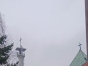 Upaljena četvrta svijeća na adventskom vijencu