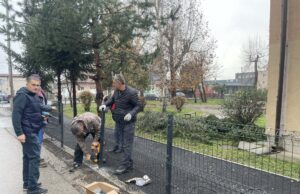 Postavljena ograda na novoizgrađenu stazu u dvorištu Prve osnovne škole Živinice